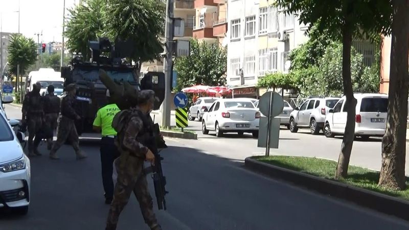 Diyarbakır’da PKK’lı terörist kaçarken kayalıklara düştü