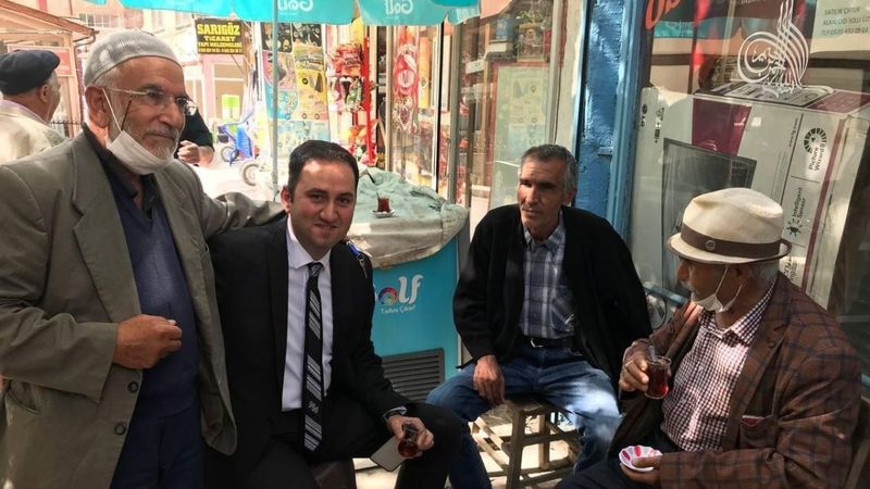 Afyonkarahisar'da halk arasına karışan kaymakam herkesin sevgilisi oldu