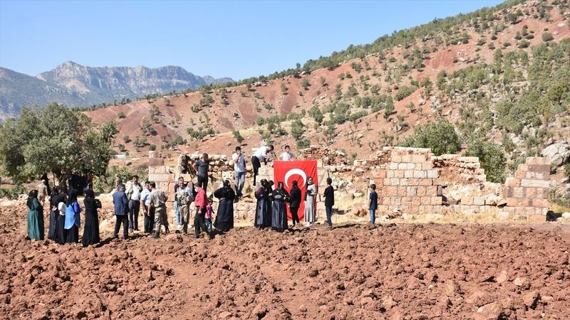 Şırnak’ta, PKK’nın 12 kişiyi katlettiği eve Türk bayrağı asıldı