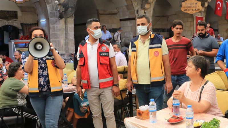 Kırmızı kategorideki Şanlıurfa’da, sağlıkçılardan megafonlu aşı çağrısı