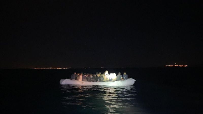 Van’da, şişme bot içinde 60 kaçak Afgan göçmen yakalandı