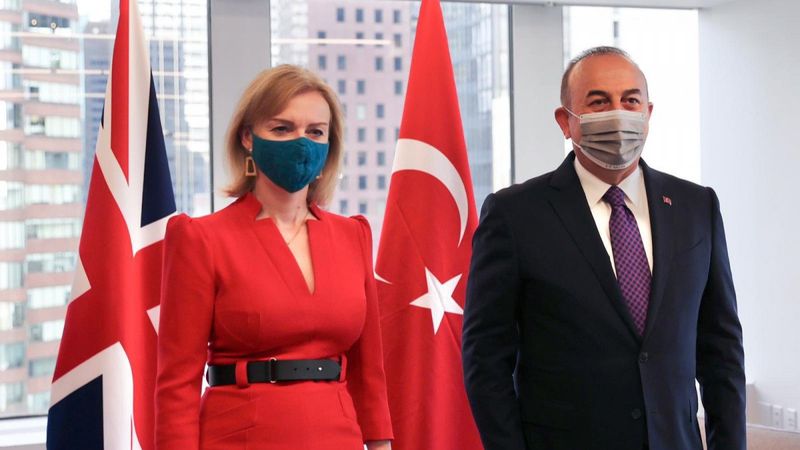 Mevlüt Çavuşoğlu, İngiliz mevkidaşı ile görüştü