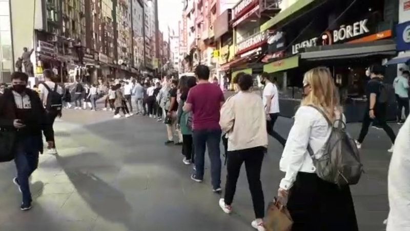 Şirinevler'de metrelerce uzanan otobüs kuyruğu kamerada