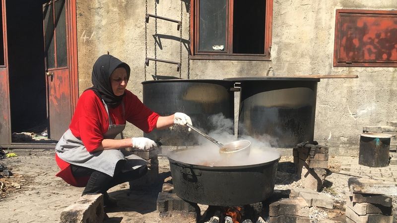 Bartın'da, KOAH hastası eşi için başladığı kozalak pekmezi üretimini 5 tona çıkardı