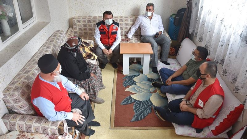 Kars'ta sağlık ekipleri aşılama için kapı kapı dolaşıyor