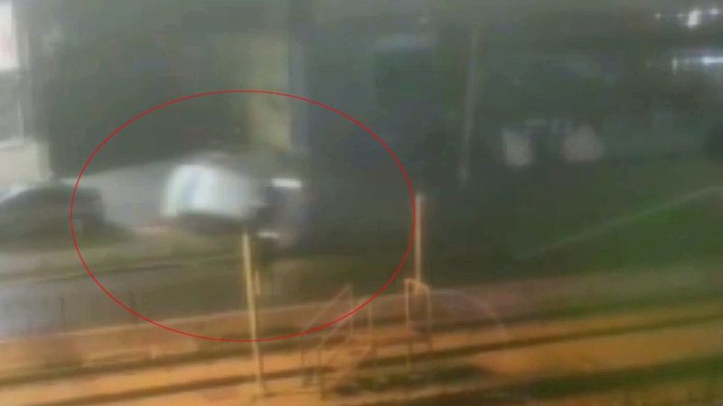 Sultangazi'de aydınlatma direğine çarpan sürücü