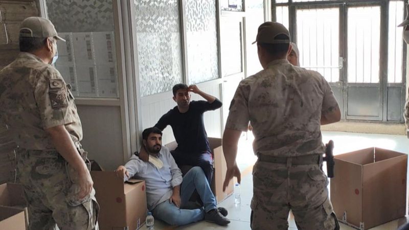 Şanlıurfa'da işten çıkarılan 2 işçi, güvenliği rehin aldı