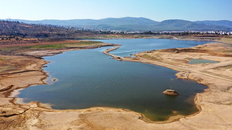 Muğla’da, Bodrum’a su veren Mumcular Barajı kurudu