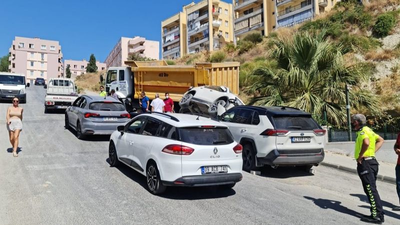 Aydın'da freni patlayan kamyon 2 araca çarptı