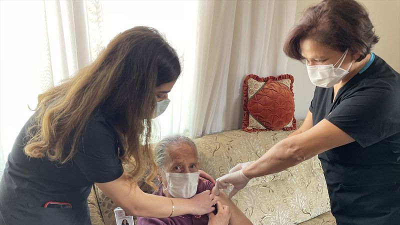Maltepe’de, 65 yaş üzeri vatandaşlar evlerinde aşılandı