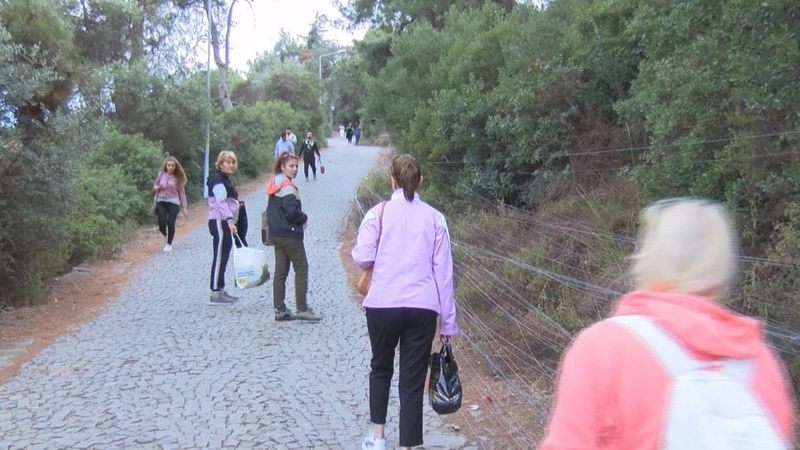 Büyükada’da dilek dileyip ağaçlara ip bağlayarak Aya Yorgi Kilisesi'ne çıktılar
