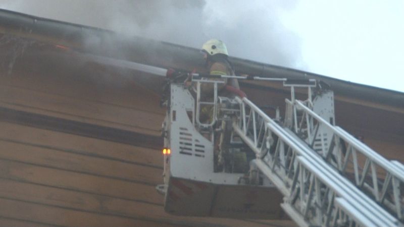 Fatih’te 2 katlı ahşap otel binası, alevlere teslim oldu