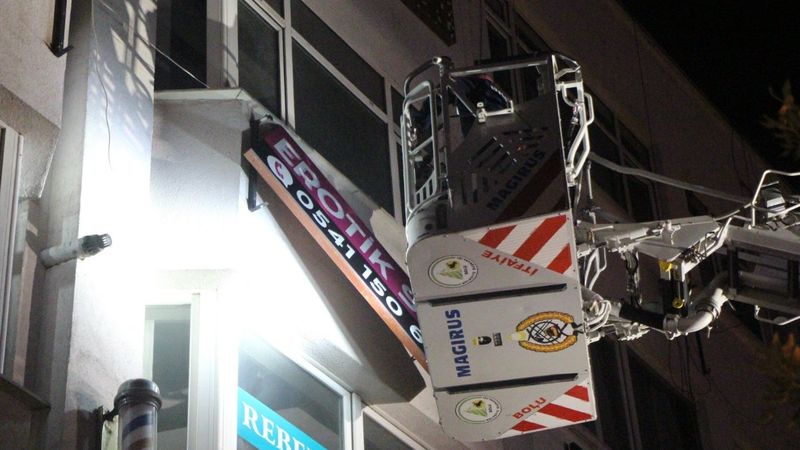 Bolu'da ruhsatsız ‘Erotik Shop’ mühürlendi, tabelası indirildi