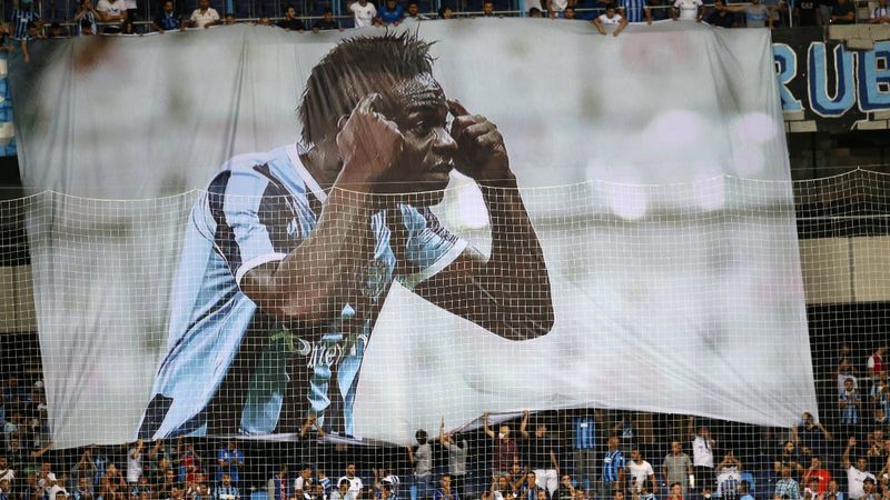 Adana Demirspor tribünlerinden Balotelli'ye pankartlı destek
