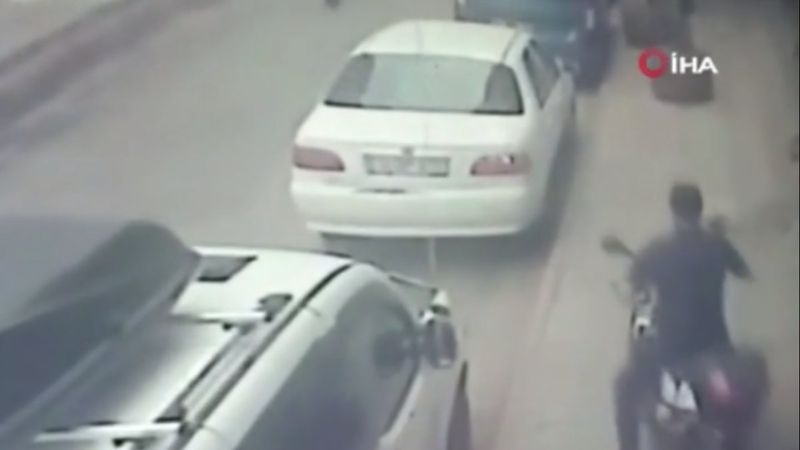 Başakşehir'de çaldığı bisikletle önce otomobile ardından kaldırıma çarptı