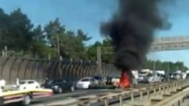 TEM'de seyir halinde motosiklet alev alev yandı