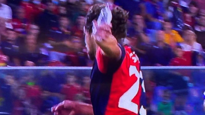 Mattia Destro elinde su şişesiyle gol attı