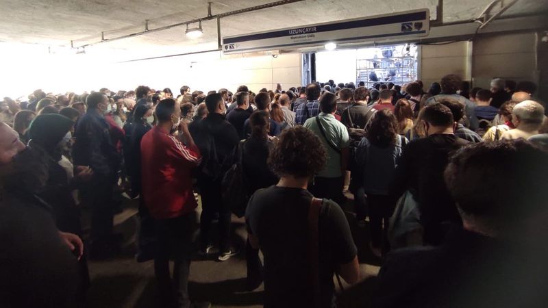 İstanbul'da metrobüs girişine konan iskele, görenleri şaşkına çevirdi