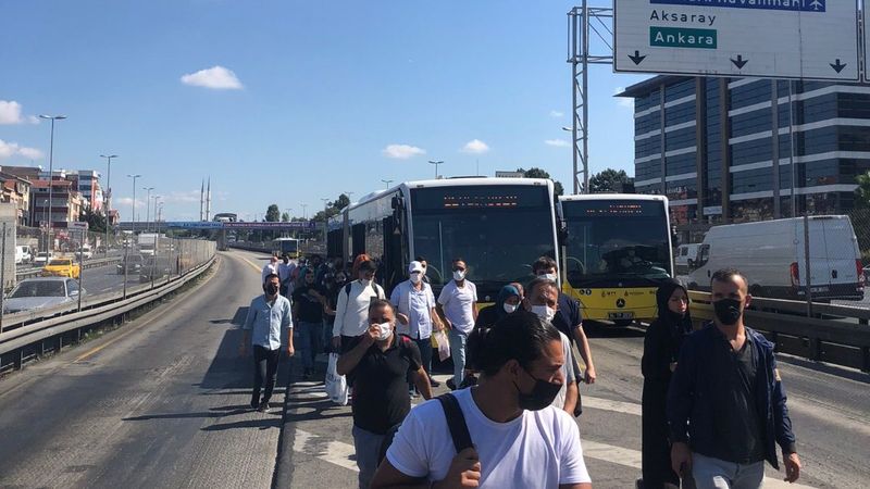 Küçükçekmece Cennet Mahallesi durağında metrobüs arızalandı