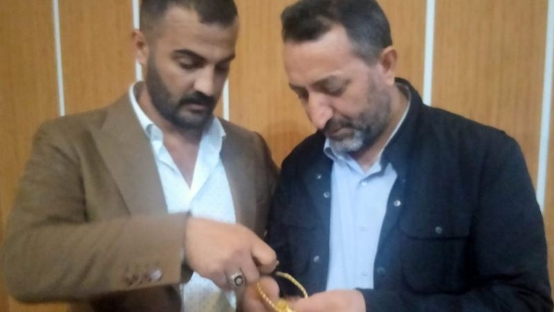 Ağrı'da yerde bulduğu 70 bin liralık altını sahibine ulaştırdı