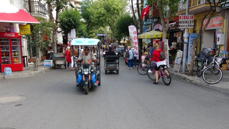 Ada sakinlerinden elektrikli araçların kaldırılması kararına tepki