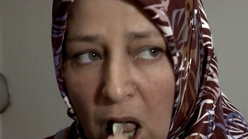 Çerez gibi inşaat molozu yiyen kadın, köyden toprak getirtiyor