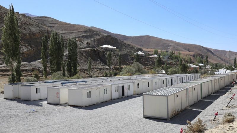 Van'da selin yıktığı mahalleye konteynerler yerleştirildi