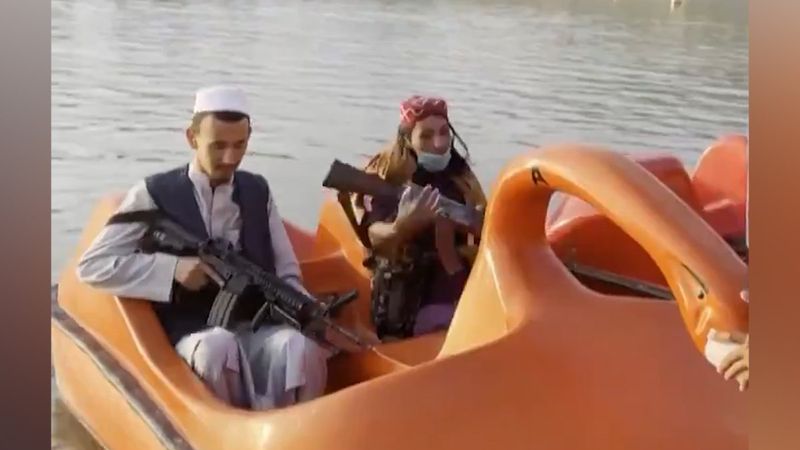 Taliban üyeleri, lunaparklarda eğlenmeye devam ediyor