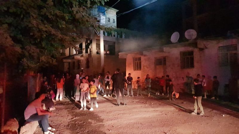 Diyarbakır'da sayaçların elektrik direklerine bağlanmasını protesto ettiler