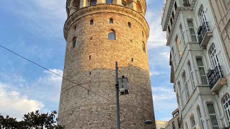 Galata Kulesi önündeki tepki çeken KGYS direği kaldırılıyor