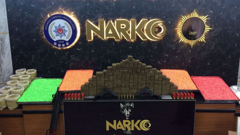 İstanbul'daki operasyonda onlarca kilo uyuşturucuya el konuldu