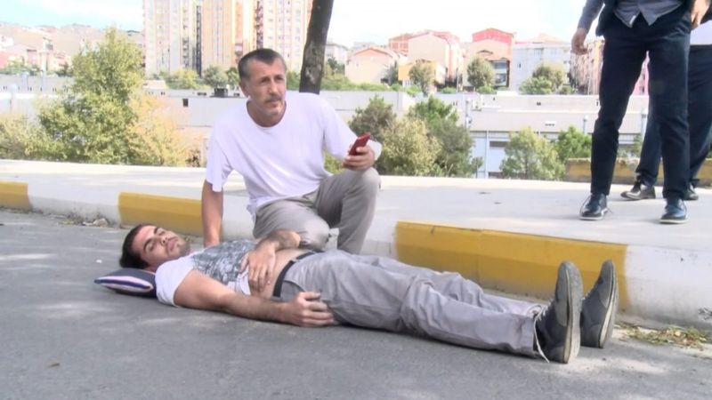 Bağcılar'da bisikletiyle takla atan genç, yerde yardım bekledi