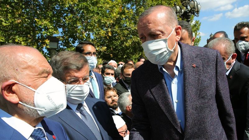 Cumhurbaşkanı Erdoğan, Ahmet Davutoğlu'nun yüzüne bakmadı