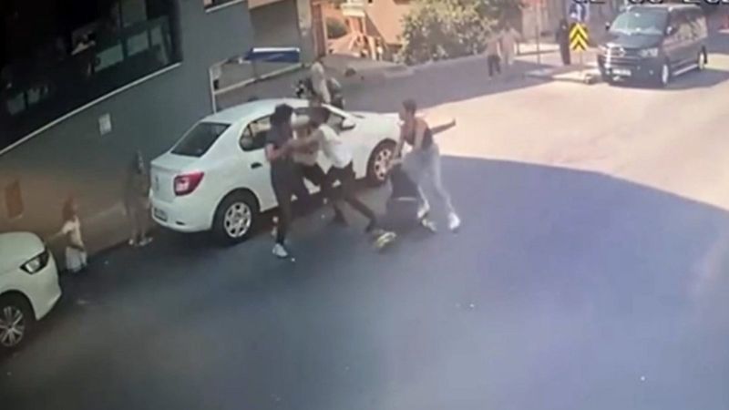 Beyoğlu’nda sokak ortasındaki bıçaklı kavga kamerada