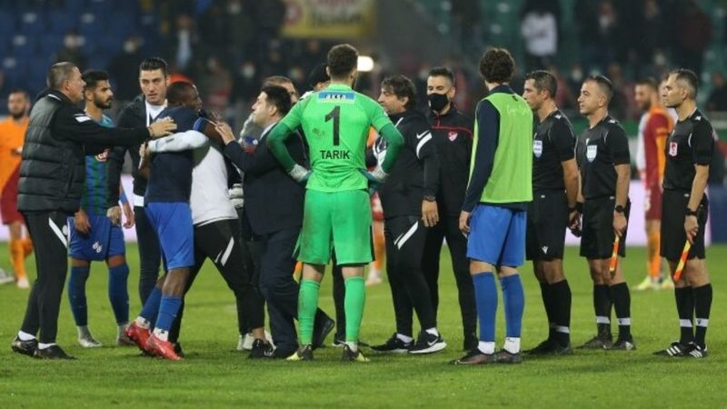 Ali Palabıyık sahadan polisle ayrıldı