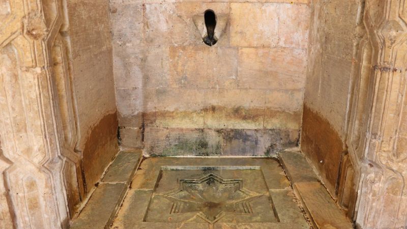 Mardin’de, tarihi çeşmeye takılan borular söküldü