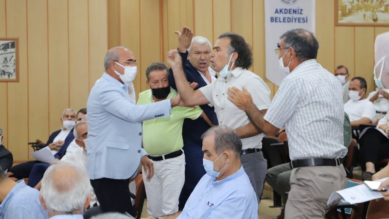 Mersin'de HDP'li meclis üyesi, belediye başkanının üzerine yürüdü