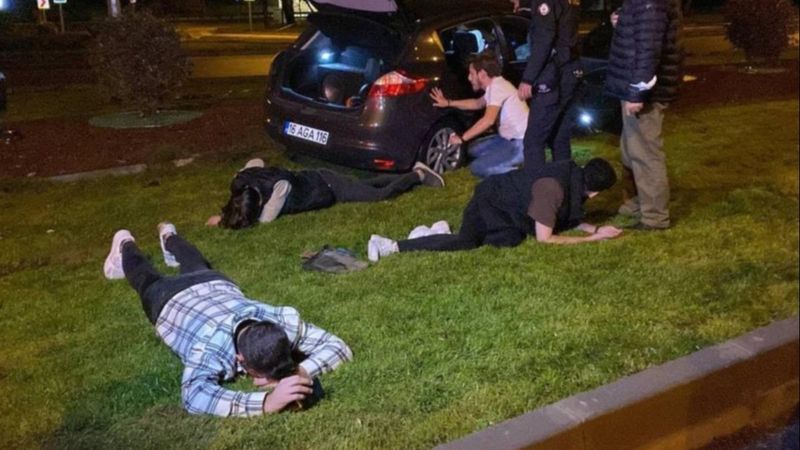 Bursa'da drift yapan alkollü sürücü polis aracına çarptı