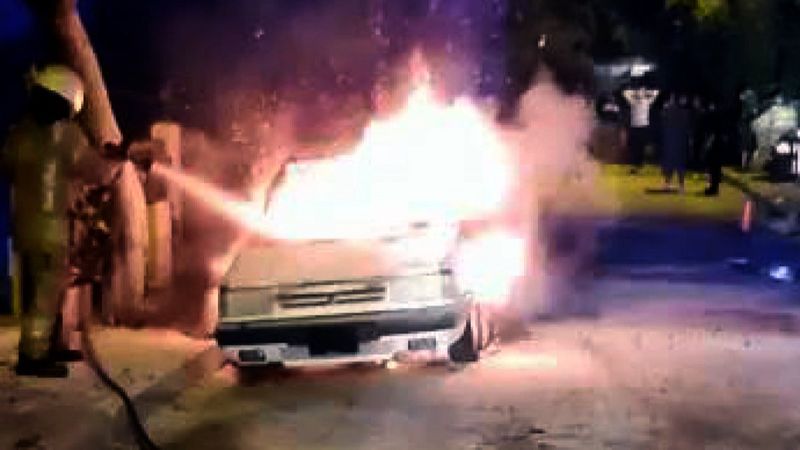 Avcılar'da otomobil alev alev yandı