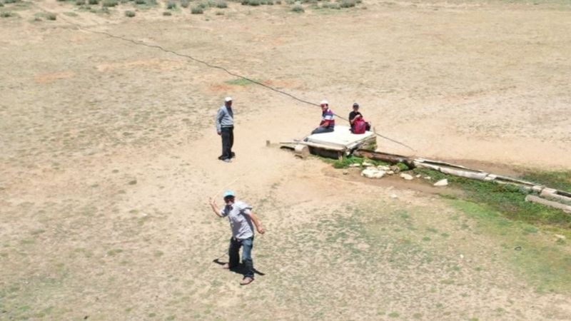 Antalya’da görüntülendiğini fark eden çoban, sopa ile drone kovaladı