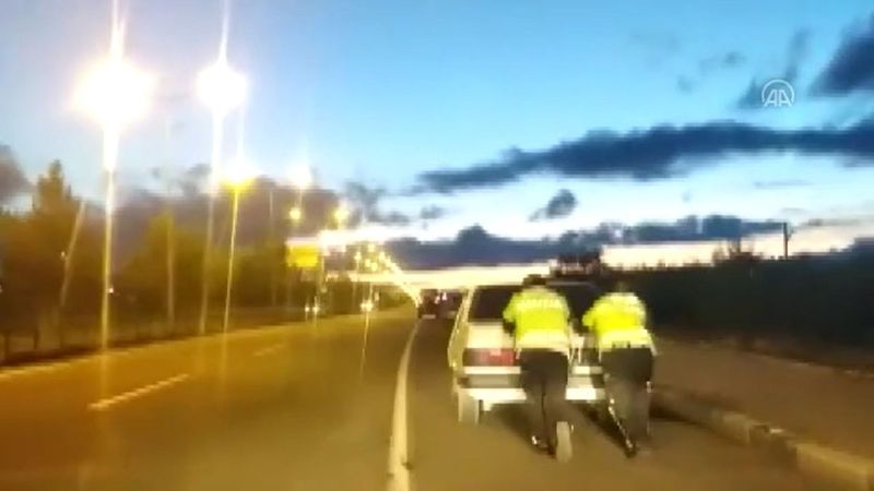 Kars’ta, yolda kalan otomobilin yardımına polisler koştu