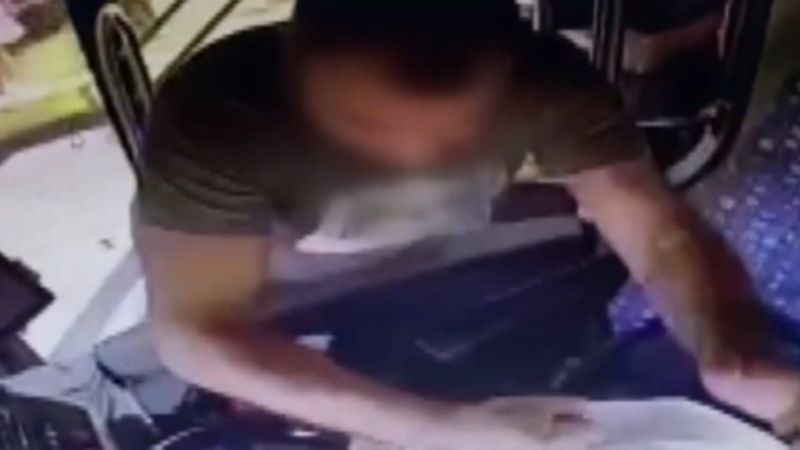 Antalya'da yolcu, otobüs şoförünü darbetti