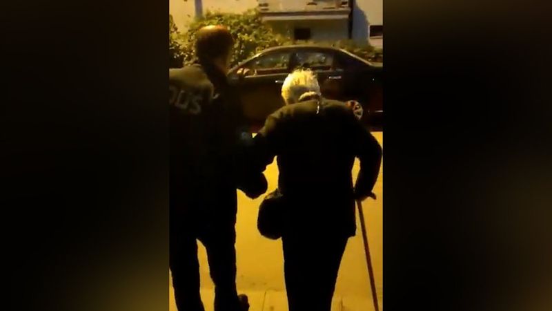 Sakarya'da yaşlı kadın ısrar edince, polis evine bıraktı