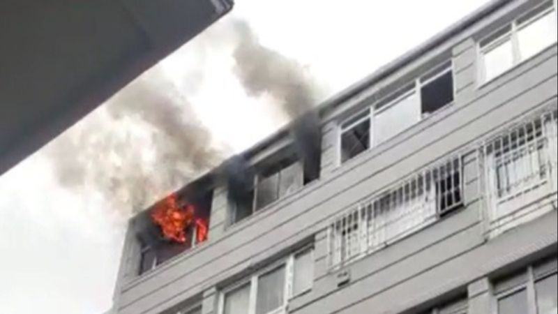 Fatih’te, imalathanedeki yangını söndürmek için işçiler pencerelerden sarktı