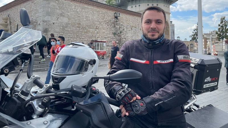 Taksim Camii'nin imamı motosikletiyle ilgi odağı oluyor