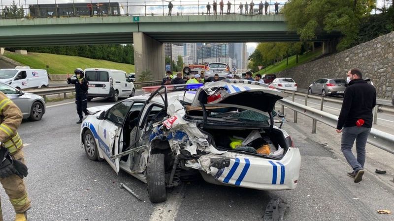 İstanbul'da araç, polis otosuna çarptı