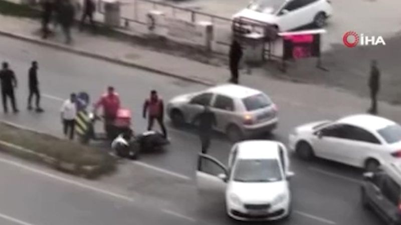 Beylikdüzü'ndeki sürücü, motosikletliyi çekiçle kovaladı