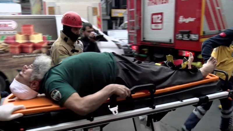 Bayrampaşa'daki işçi, kamyonetle otomobil arasında sıkıştı