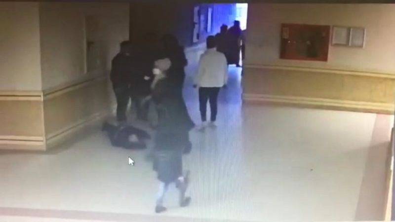 Kocaeli'de, hasta yakını güvenlik görevlisini darbetti