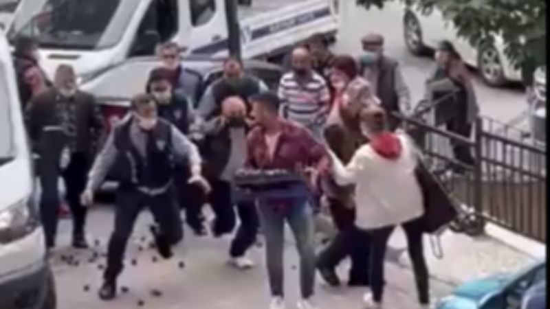 Kağıthane'de tekme atan satıcıya zabıtanın sert müdahalesi